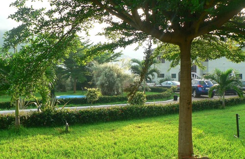 Pepease House | Discover The Oaks: Nature, Comfort & Pet-Friendly Amenities