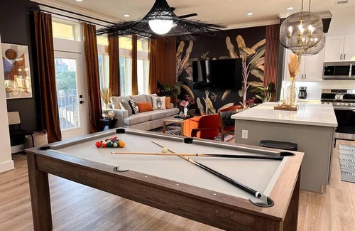 South Central Houston House | Discover The Oasis Checkmate HTX Rooftop - Pet Friendly Retreat