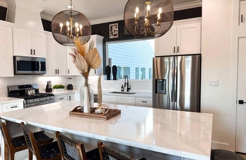 South Central Houston House | Discover The Oasis Checkmate HTX Rooftop - Pet Friendly Retreat