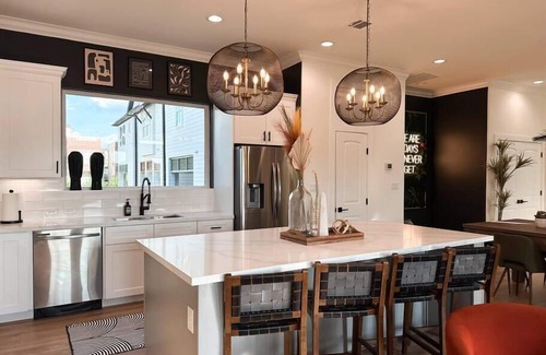 South Central Houston House | Discover The Oasis Checkmate HTX Rooftop - Pet Friendly Retreat