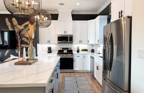 South Central Houston House | Discover The Oasis Checkmate HTX Rooftop - Pet Friendly Retreat