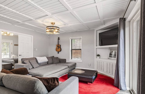 Lower Basin Lake Travis Cottage | The Oasis Corner Cottage at Lake Travis, 2 Bedroom, Private Deck and Patio
