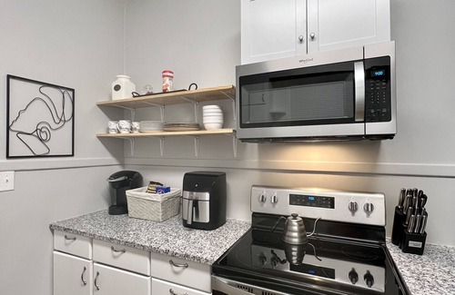 New Castle House | Unwind at The Oasis Home: Guest Rated 9.8 with Pool & Kitchen