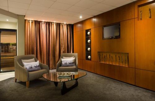 Upington Hotel | Discover The Oasis: Family-Friendly Retreat with Dining