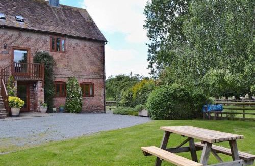 Bromyard Apartment | Discover The Oast House: Farm Stay with Pet-Friendly Comfort