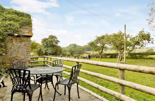 Bromyard Apartment | Discover The Oast House: Farm Stay with Pet-Friendly Comfort