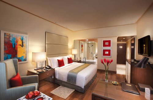 Nariman Point Hotel | Experience The Oberoi Mumbai - Guest Rated 9.8 with Spa & Pool