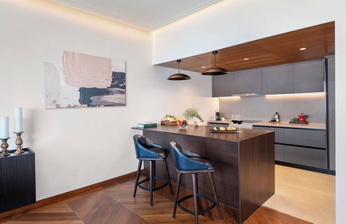 Nariman Point Hotel | Experience The Oberoi Mumbai - Guest Rated 9.8 with Spa & Pool
