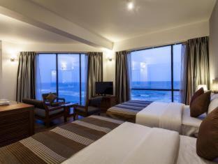 Colombo 04 Hotel | Oceanfront Bliss at The Ocean Colombo - 4 Star Escape