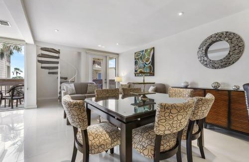 South Padre Island House | Beachfront Bliss: 4-Star Resort with Pool & Ocean Views
