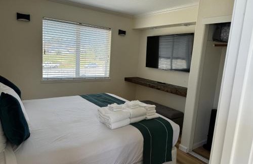 Shelter Cove Hotel | Oceanfront Inn: Pet-Friendly Retreat with Ocean Views