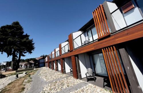 Davis Bay Hotel | Oceanside Retreat with Ocean Views and Pet-Friendly Perks
