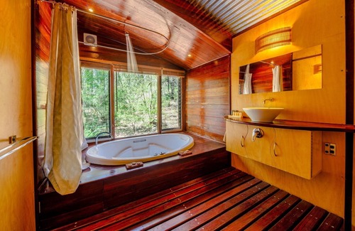Bright Cabin | Exceptional Stay at The Odd Frog with Breakfast & Kitchen