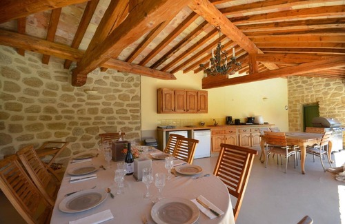Entraigues-sur-la-Sorgue Villa | Unforgettable Stay at The Old Mill in Provence with Pool Access