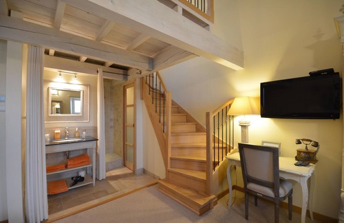 Entraigues-sur-la-Sorgue Villa | Unforgettable Stay at The Old Mill in Provence with Pool Access