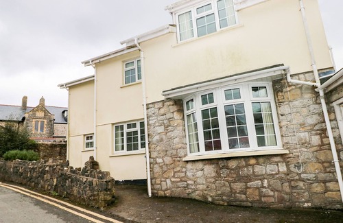Vale of Glamorgan Cottage | Pet-Friendly Getaway: The Old Bakehouse in Llantwit Major