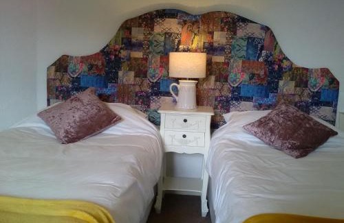 Chateauneuf-du-Faou Bed & Breakfast | Cozy Retreat at The Old Bakery with Breakfast Included