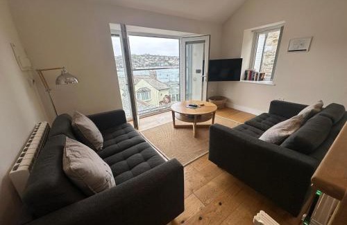 Fowey Apartment | Discover The Old Bakery: Oceanfront Family Retreat
