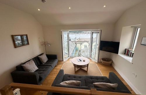 Fowey Apartment | Discover The Old Bakery: Oceanfront Family Retreat
