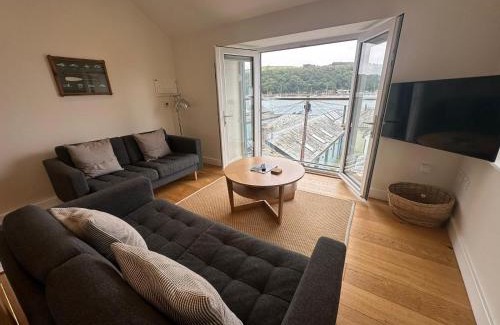 Fowey Apartment | Discover The Old Bakery: Oceanfront Family Retreat