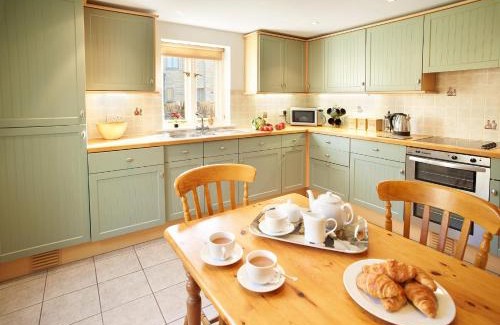 Kingham House | Pet-Friendly Retreat at The Old Bakery Awaits You!