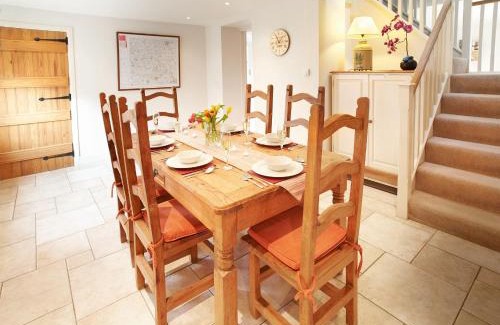 Kingham House | Pet-Friendly Retreat at The Old Bakery Awaits You!