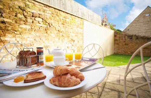 Kingham House | Pet-Friendly Retreat at The Old Bakery Awaits You!