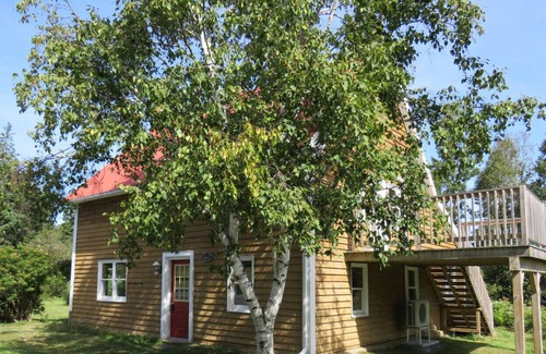 Heckmans Island Cottage | The Old Barn 4 bedrooms, 8-10 min to Blue Rocks and Lunenburg on peaceful Heckmans Island