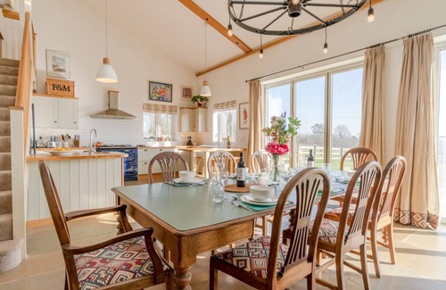 Witney Cottage | Outstanding Old Barn in Witney - Perfect for 6 Guests