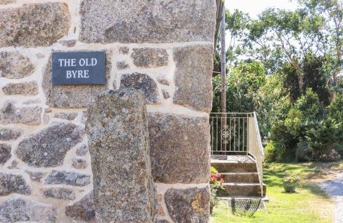 Helford Passage House | Discover The Old Byre: Pet Friendly with 9.7 Rating