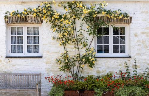 Llandefeilog House | Timeless Elegance at The Old Carriage Court - Rated 10/10