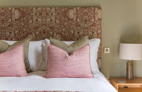 Sittingbourne House | Experience The Old Cherry Barn - Ideal Family Retreat