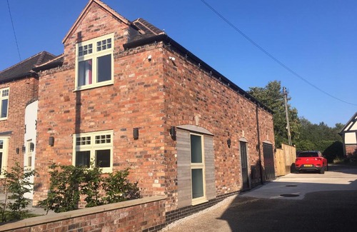 Polesworth Apartment | Charming The Old Coach House - Rated 9.5/10, Family-Friendly!