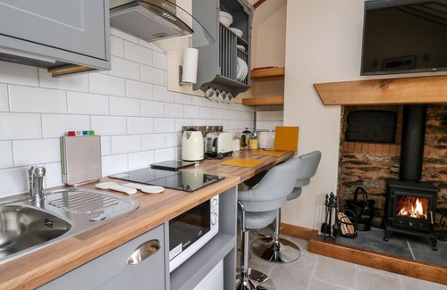 Tirabad Cottage | Romantic Retreat at The Old Cobblers Shop with Hot Tub