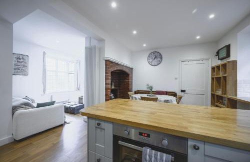 Hindhead House | Delightful Stay at The Old Cook's House - Pet Friendly & Family-Oriented