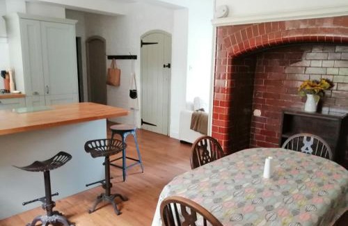 Hindhead House | Delightful Stay at The Old Cook's House - Pet Friendly & Family-Oriented
