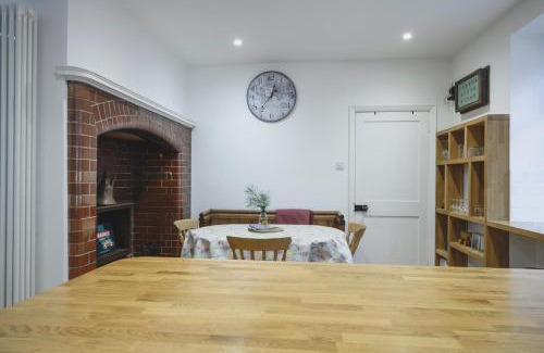 Hindhead House | Delightful Stay at The Old Cook's House - Pet Friendly & Family-Oriented