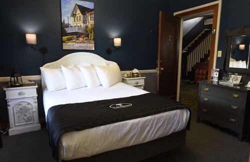 Historic Powell River Townsite Hotel | Explore The Old Courthouse Inn: Oceanfront Retreat Awaits