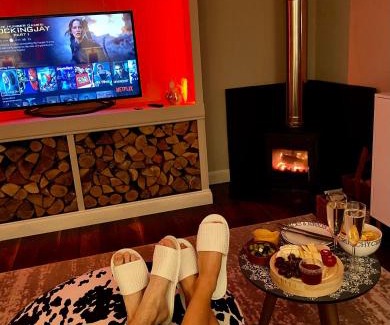 Cupar Apartment | Romantic Country Apartment with Hot Tub & Log Burner, 10/10