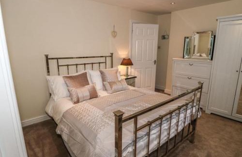 Newmillerdam House | Charming Stay at The Old Dairy: Family-Friendly Getaway