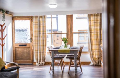 Crediton Apartment | Relax at The Old Dairy Mill Street with Spa and Breakfast