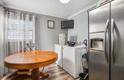 Grand Prairie House | Historic Grand Prairie House: Guest Rated 10/10 with Pool