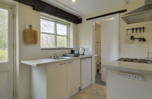 Bodmin Cottage | Cozy Old Engine House: Pet-Friendly Retreat with Open Fire