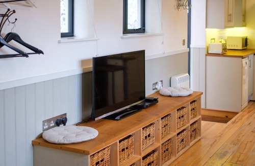 Brandon House | Cozy Retreat at The Old Fire Station with Spa & Hot Tub