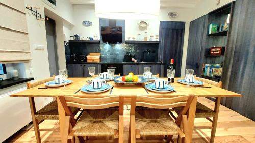 Brzezno Apartment | Oceanfront Retreat: The Old Fisherman's Nest by TriApart