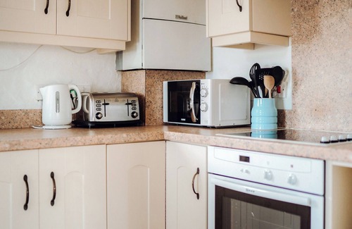 Lydstep Cottage | Cozy 2 Bedroom Retreat in Lydstep, Oceanfront & Pet Friendly