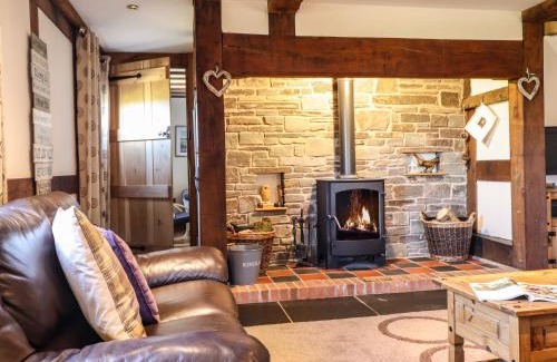 Llanidloes House | Explore The Old House: 4-Star Family-Friendly Retreat