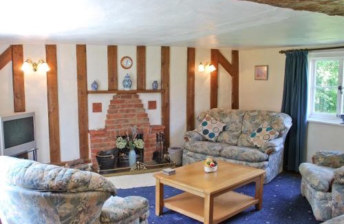 Eye House | Elegant Stay at The Old House: Pet & Child Friendly Retreat