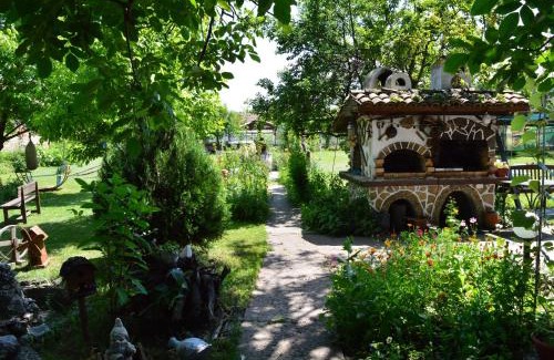 Polski Trambesh House | Pet-Friendly Stay at The Old House Guest House