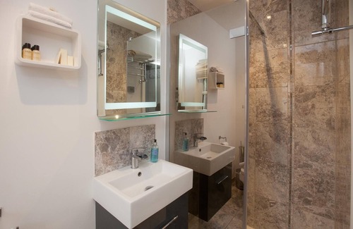 Salisbury House | Discover The Old House Guesthouse: High Rating & Family Amenities